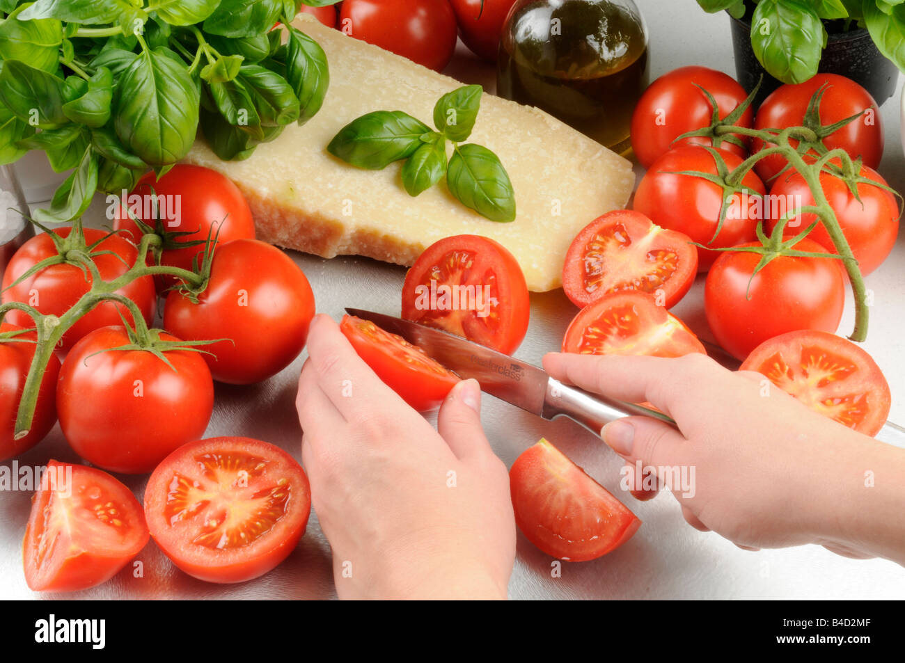 FRAU BEREITET ITALIENISCHE ZUTATEN Stockfoto