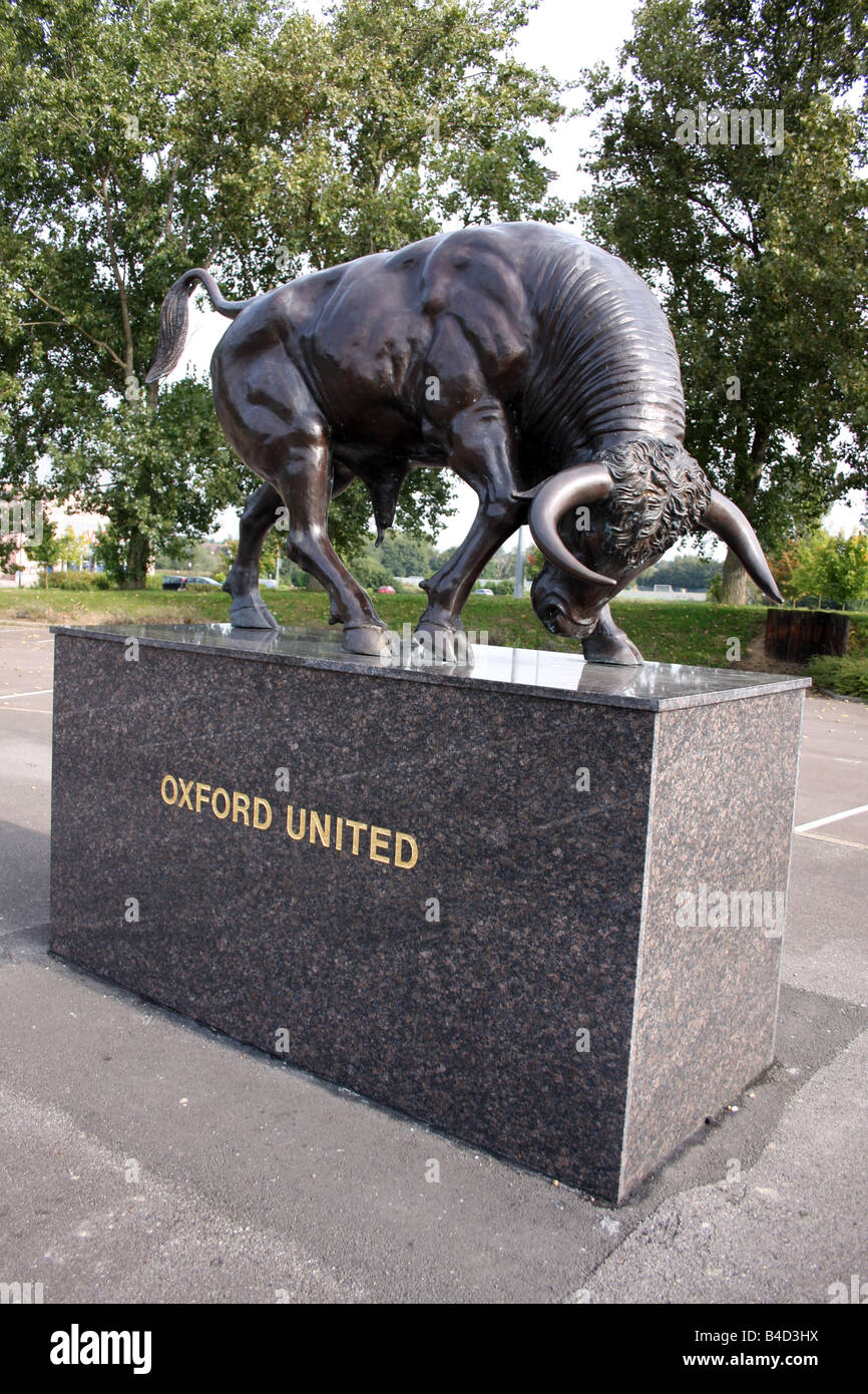 Ein Ochse Bildhauerei an der Kassam Stadion Heimat Oxford United UK Stockfoto