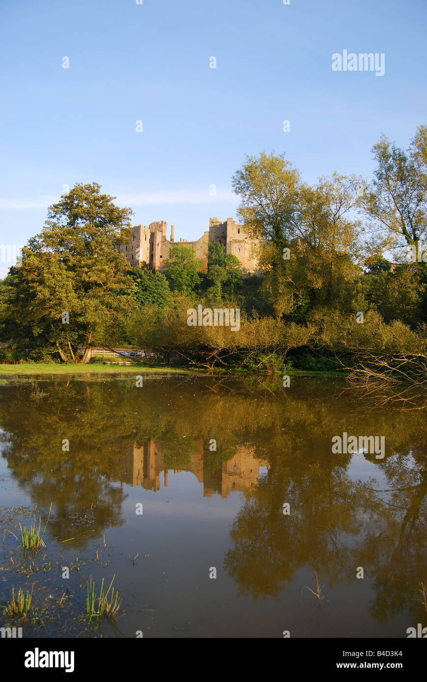 Ludlow Castle über River Teme, Ludlow, Shropshire, England, Vereinigtes Königreich Stockfoto