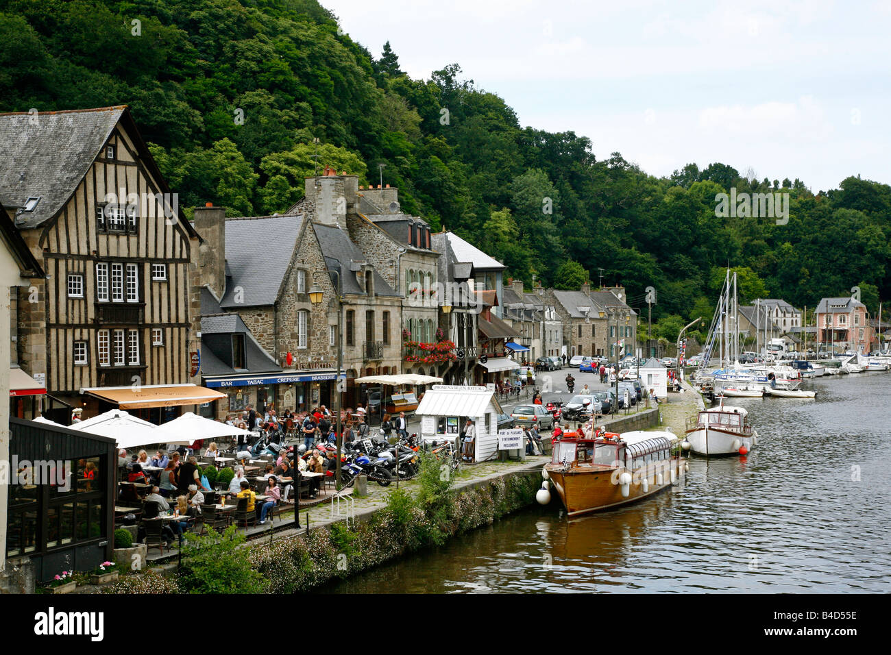 Juli 2008 - Blick über La Rance-Fluss und den Hafen von Dinan Brittany France Stockfoto
