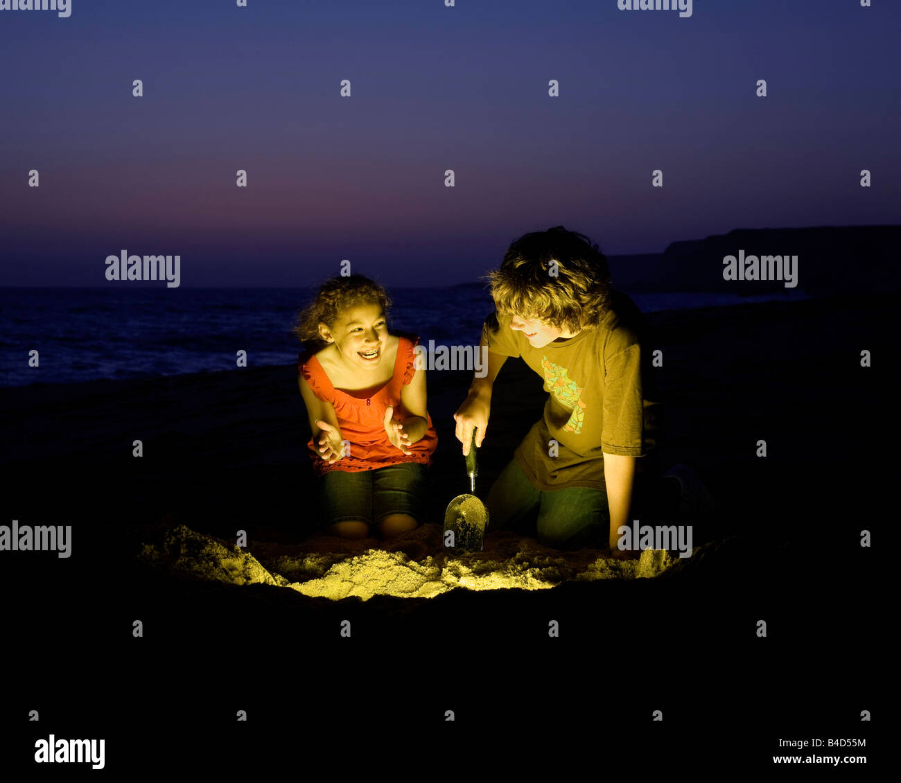 Kinder Finden Schatz Nach Graben Am Sandstrand Stockfotografie Alamy