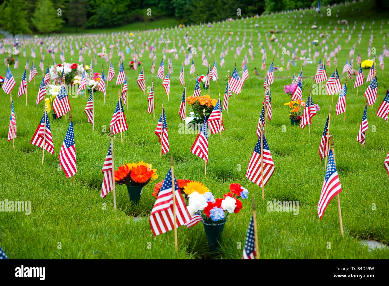 Denkmal-Blumen und Fahnen auf dem Friedhof In Oregon, USA Stockfoto