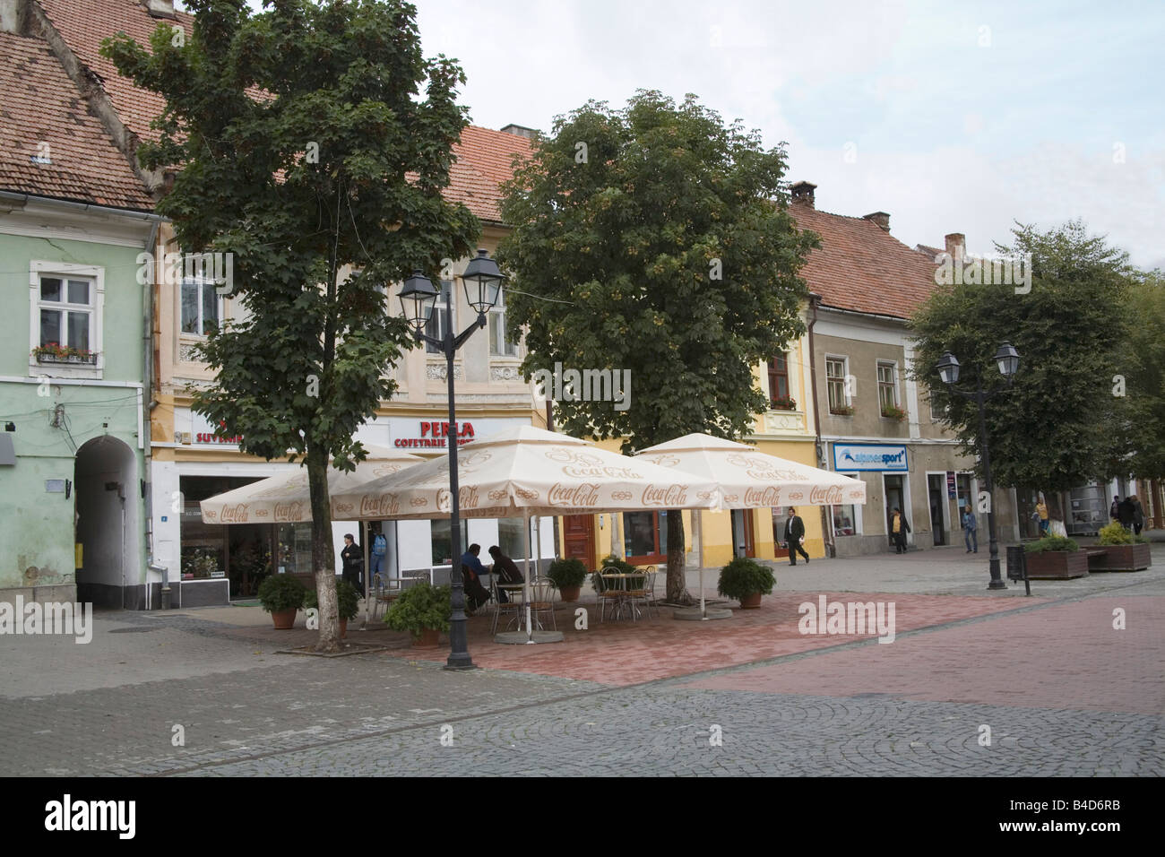 Bistrita Moldawien Rumänien Europa EU September Straßencafés auf dem großen Hauptplatz dieser historischen Stadt Stockfoto