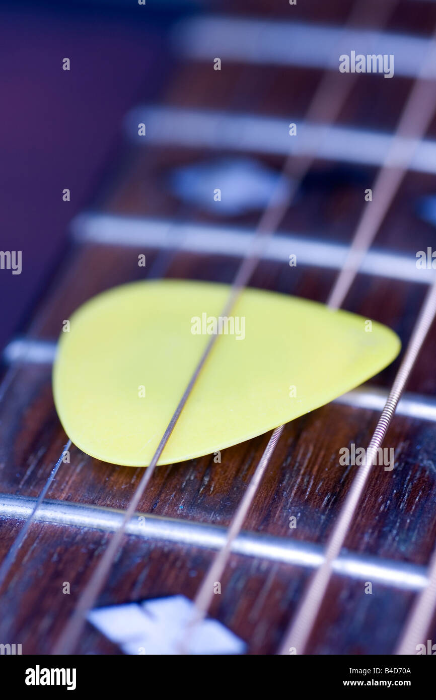 Eine Gitarre Plektrum die Saiten im Besitz Stockfoto