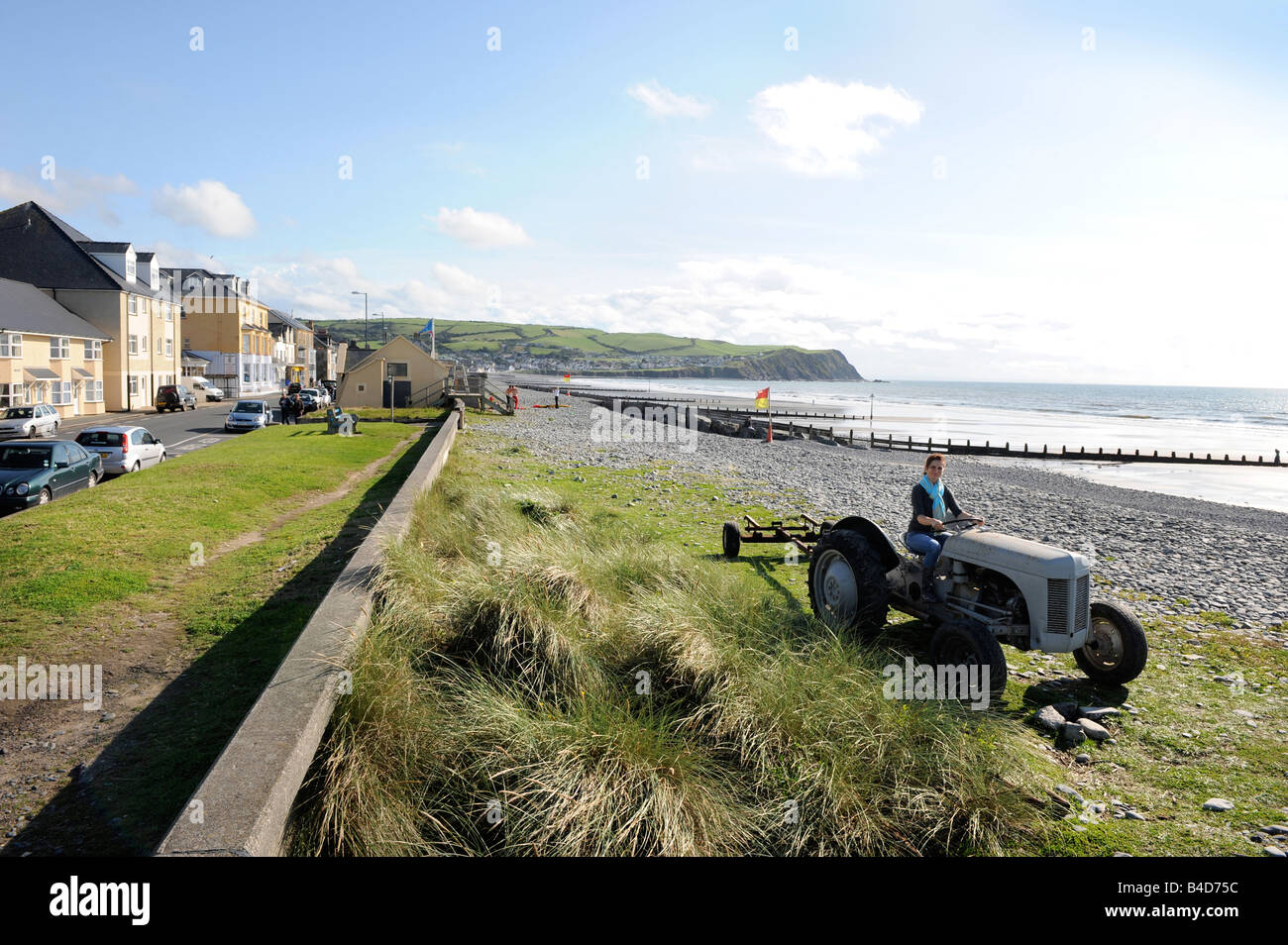 EIN TRAKTOR AM STRAND VON BORTH IN CEREDIGION WEST WALES UK Stockfoto