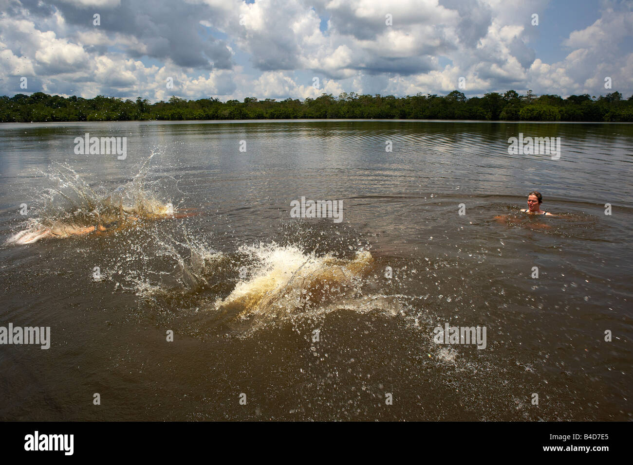 Schwimmen im Fluss Napo, Amazonas Regenwald, Ecuador Stockfoto