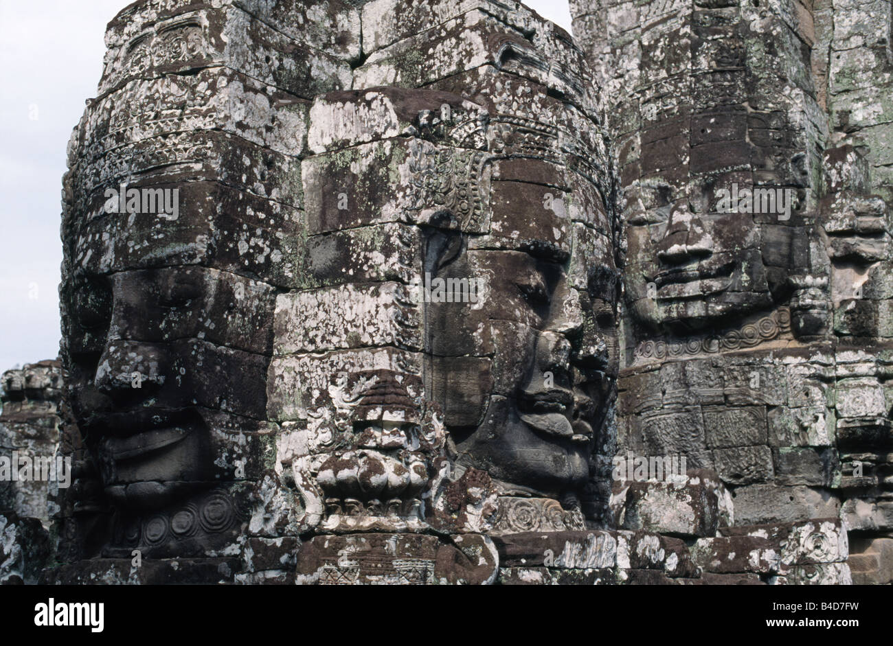 Das Lächeln von Angkor. Skulpturen aus Stein, sind die lächelnden Gesichter am Bayon-Tempel ein Symbol von Angkor, in der Nähe von Siem Reap, Kambodscha. Stockfoto