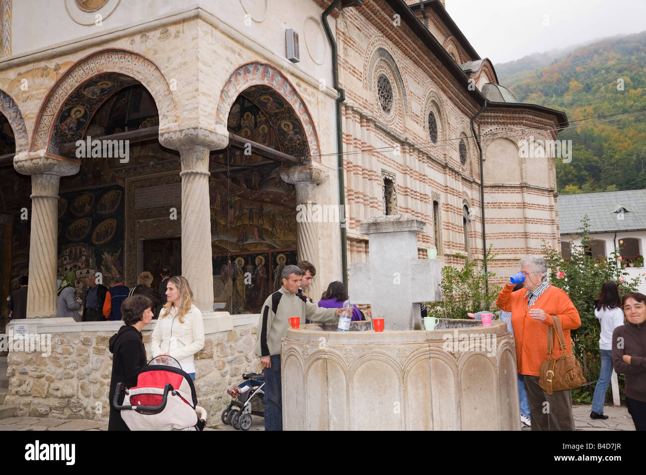 Cozia Siebenbürgen Rumänien Europa Menschen außerhalb der Kirche Heilige Brunnen im 14. Jahrhundert befestigte Kloster Stockfoto