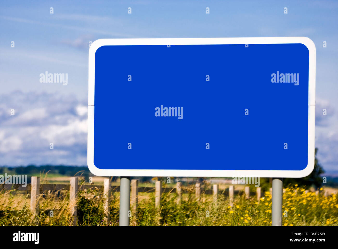 Leere blaue Autobahn Zeichen England UK Stockfoto