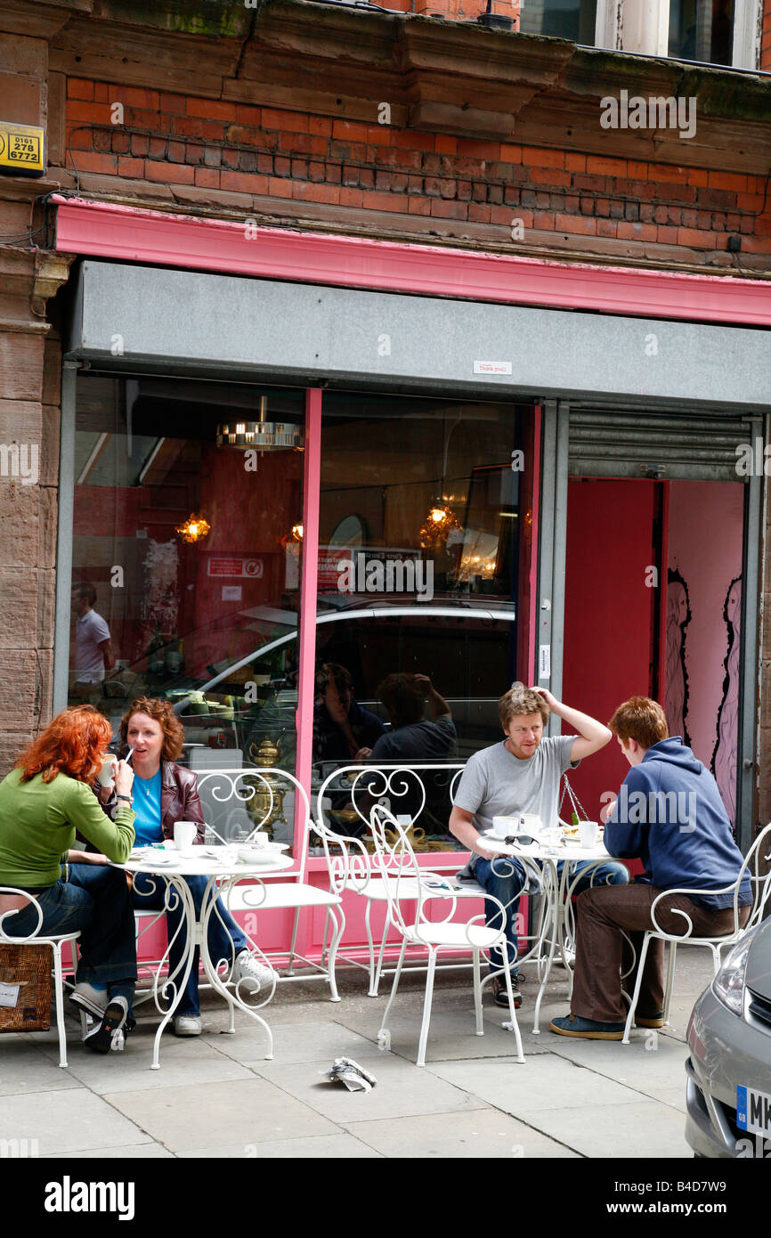 Aug 2008 - Leute sitzen im Café in der nördlichen Viertel Manchester England UK Brot und Butter Stockfoto