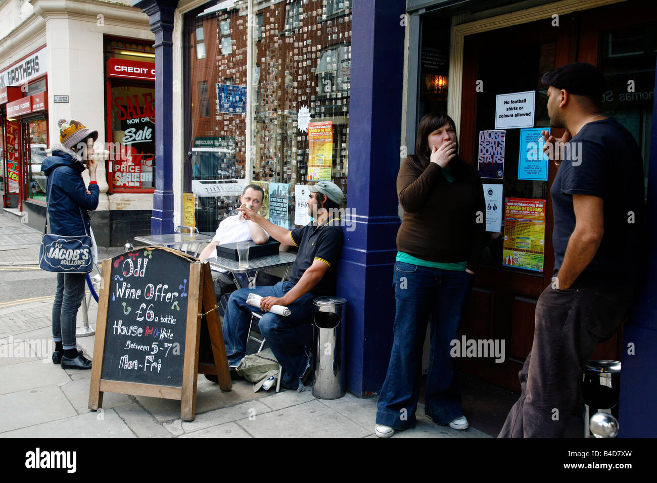 Menschen Sie Aug 2008 - stehen vor dem ungeraden Café im nördlichen Viertel Manchester England UK Stockfoto