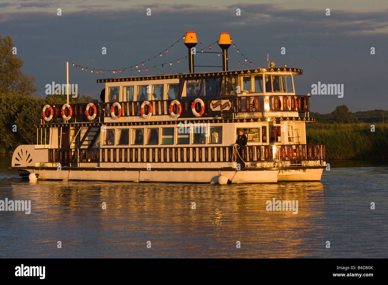 Southern Comfort-Paddelboot auf den Norfolk Broads Stockfoto