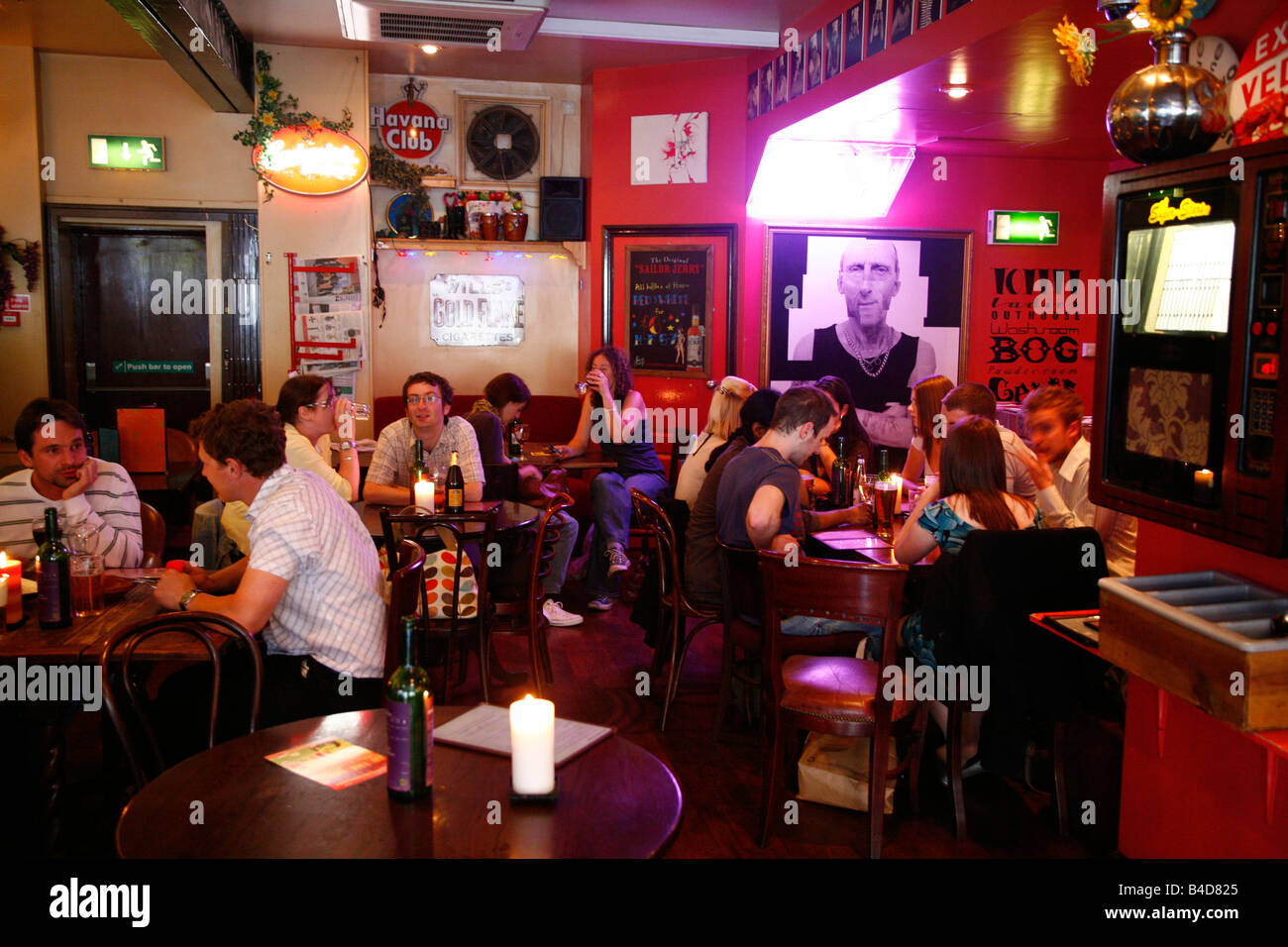 Aug 2008 - Leute sitzen in der ungeraden Café im nördlichen Viertel Manchester England UK Stockfoto