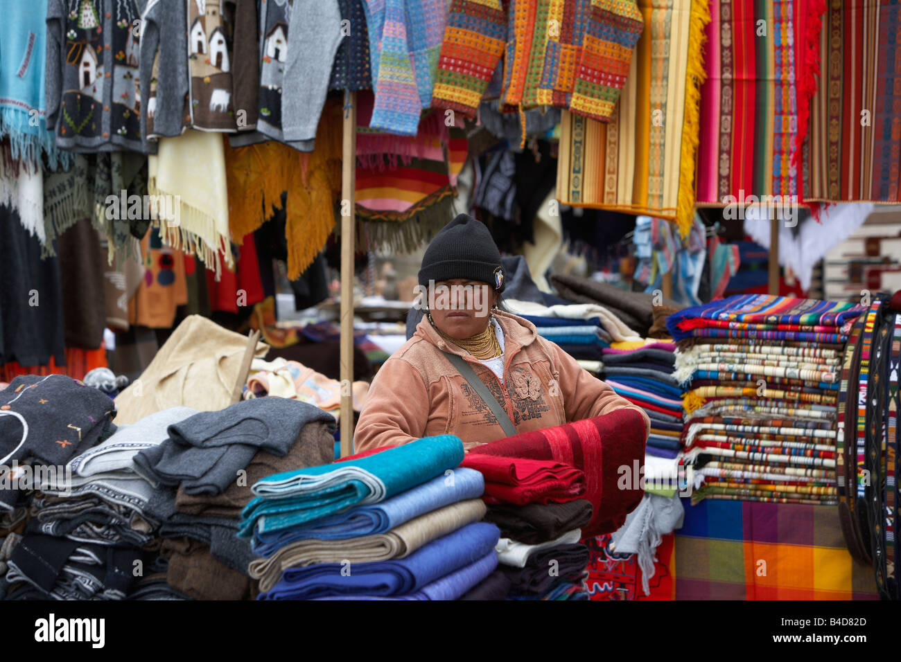 Frau am Saquisili Markt, Anden, Ecuador Stockfoto