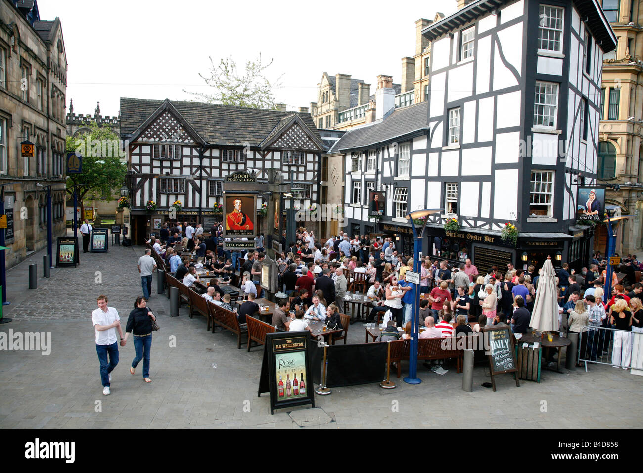 Aug 2008 - Menschen an der Sinclairs Oyster Bar und Wellington Inn Restaurant Manchester England UK Stockfoto