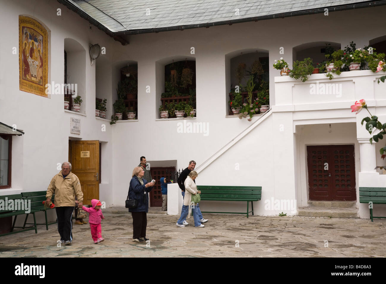 Cozia Siebenbürgen Rumänien Europa Menschen außerhalb Museumsgebäude im 14. Jahrhundert befestigte Kloster Stockfoto