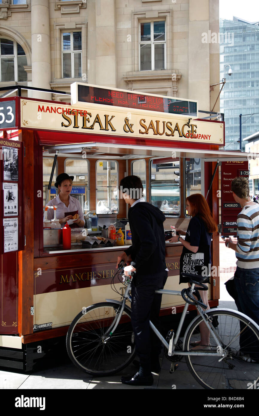 Aug 2008 - Food stall Verkauf von traditionellen Steak und Wurst Manchester England UK Stockfoto
