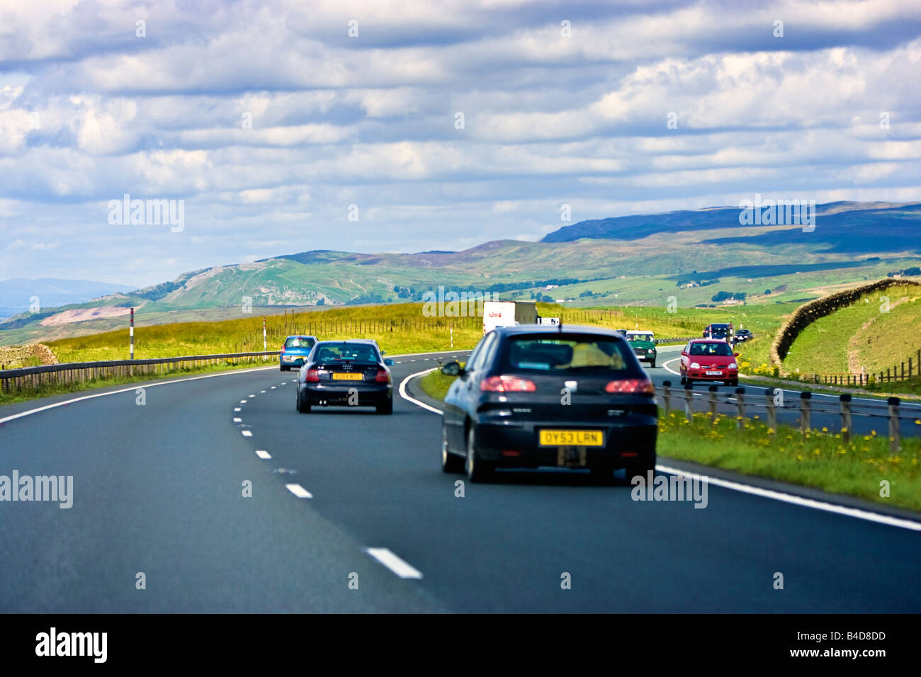 Autos auf der A66 zweispurige Landstraße über die Hügel fahren Sie in Richtung Cumbria, England, UK Stockfoto