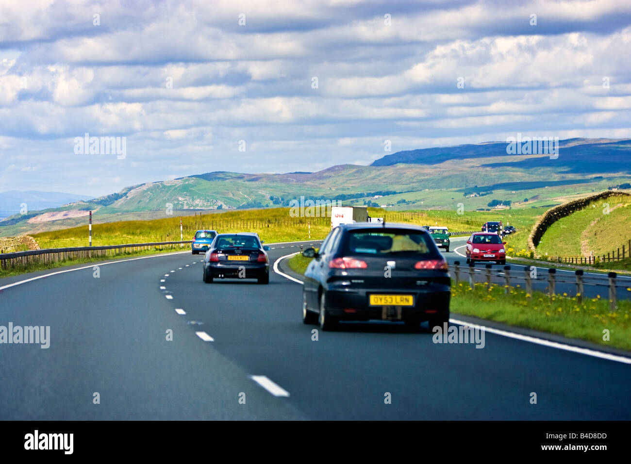 Autos fahren auf der zweispurigen Landstraße A66 über die Hügel in Richtung Cumbria, England, Großbritannien Stockfoto