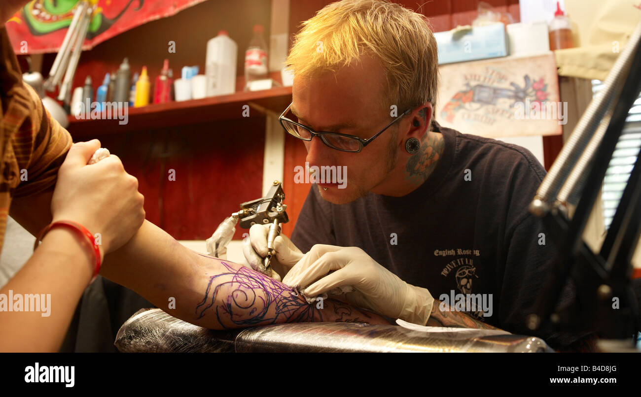 Tätowierer erstellen neues Tattoo auf Arm, Reykjavik, Island Stockfoto