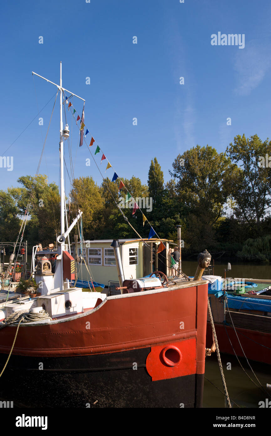 Hausboote, Ankern in Brentford am Flussufer von Kew Bridge TW8 London Vereinigtes Königreich Stockfoto