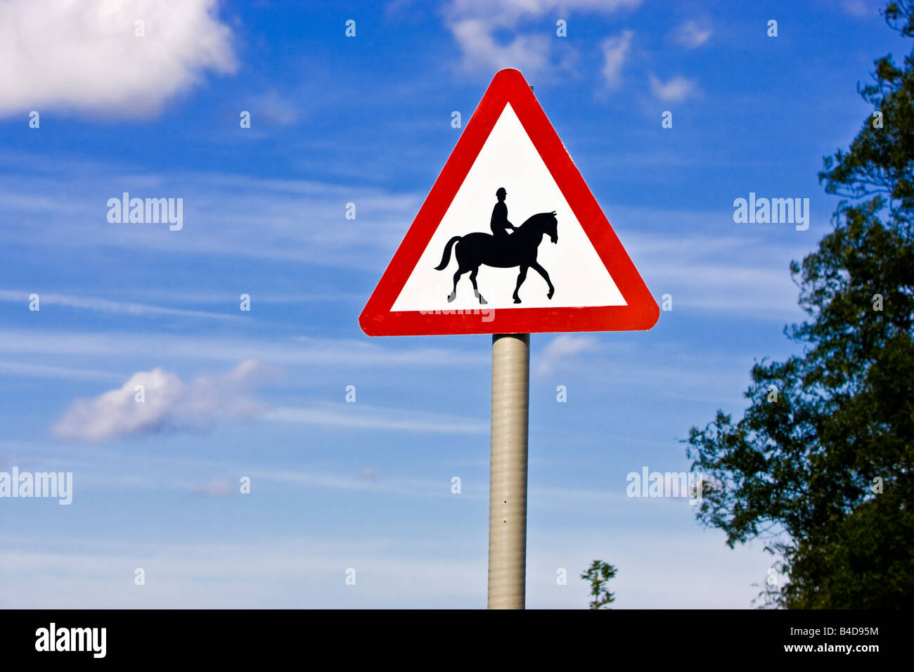 Warnschild UK, Verkehrsschild für den Verkehr von begleiteten Pferden oder Ponys vor dem Reiter England UK Stockfoto