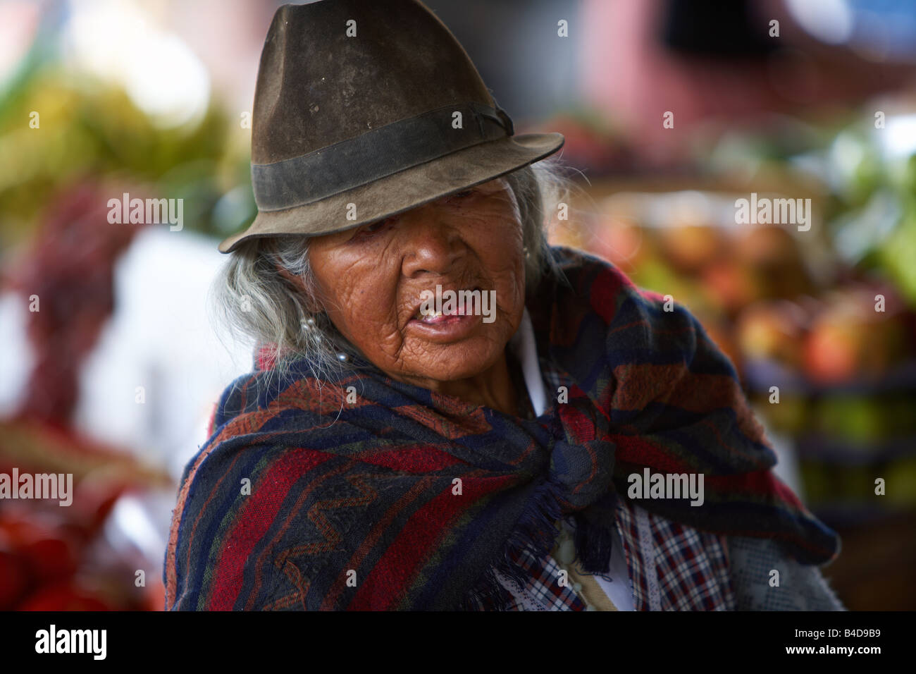 Ältere Frau, Saquisili Markt, Anden, Ecuador Stockfoto
