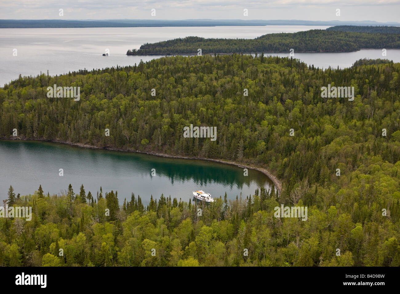 Luxus-Schiff vor Anker in einer kleinen geschützten Bucht der Insel im oberen See in der Nähe von Thunder Bay, Ontario, Kanada. Stockfoto