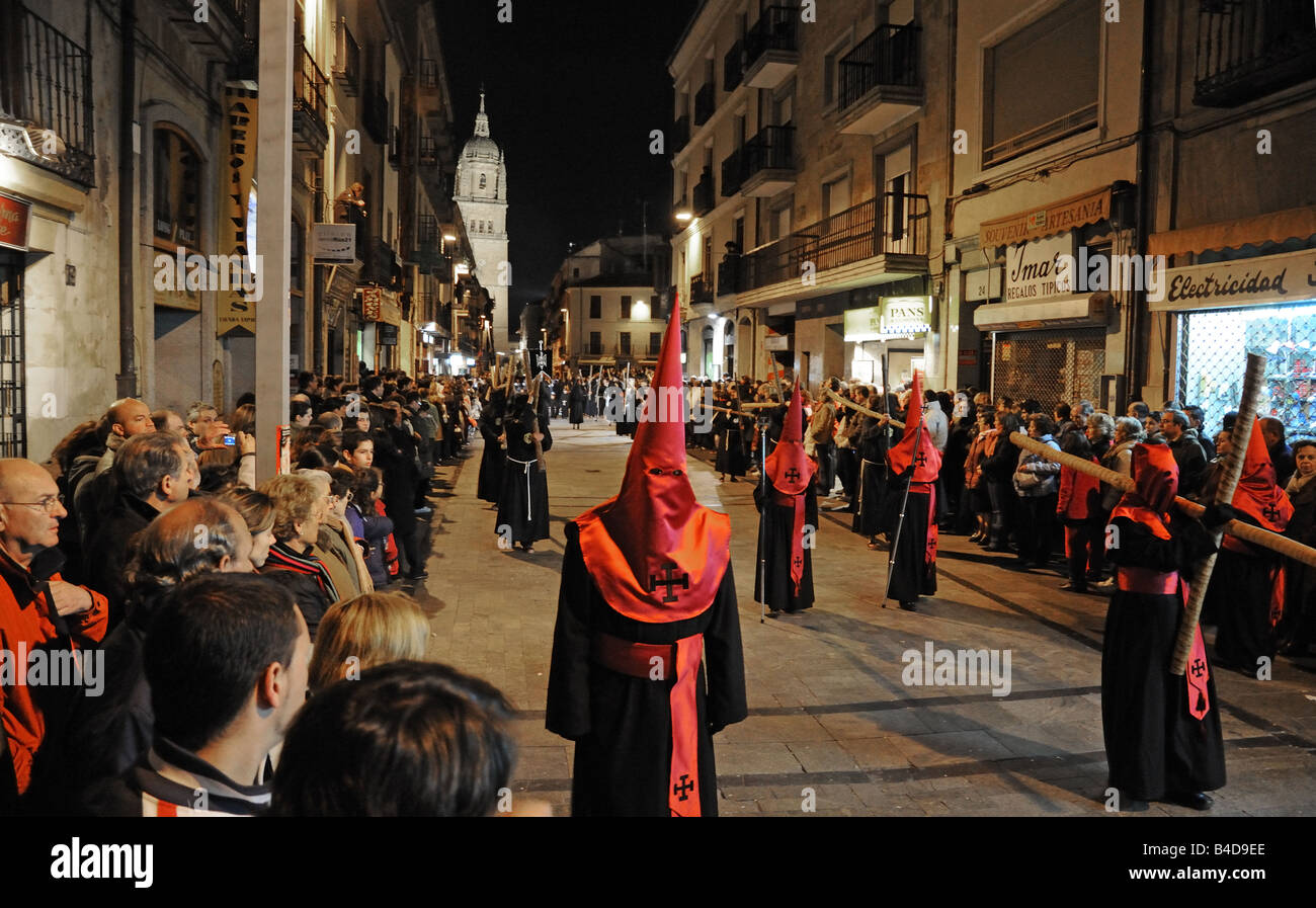 Nacht Zeit Semana Santa Karwoche Osterprozession auf Rua Mayor Salamanca Spanien Stockfoto
