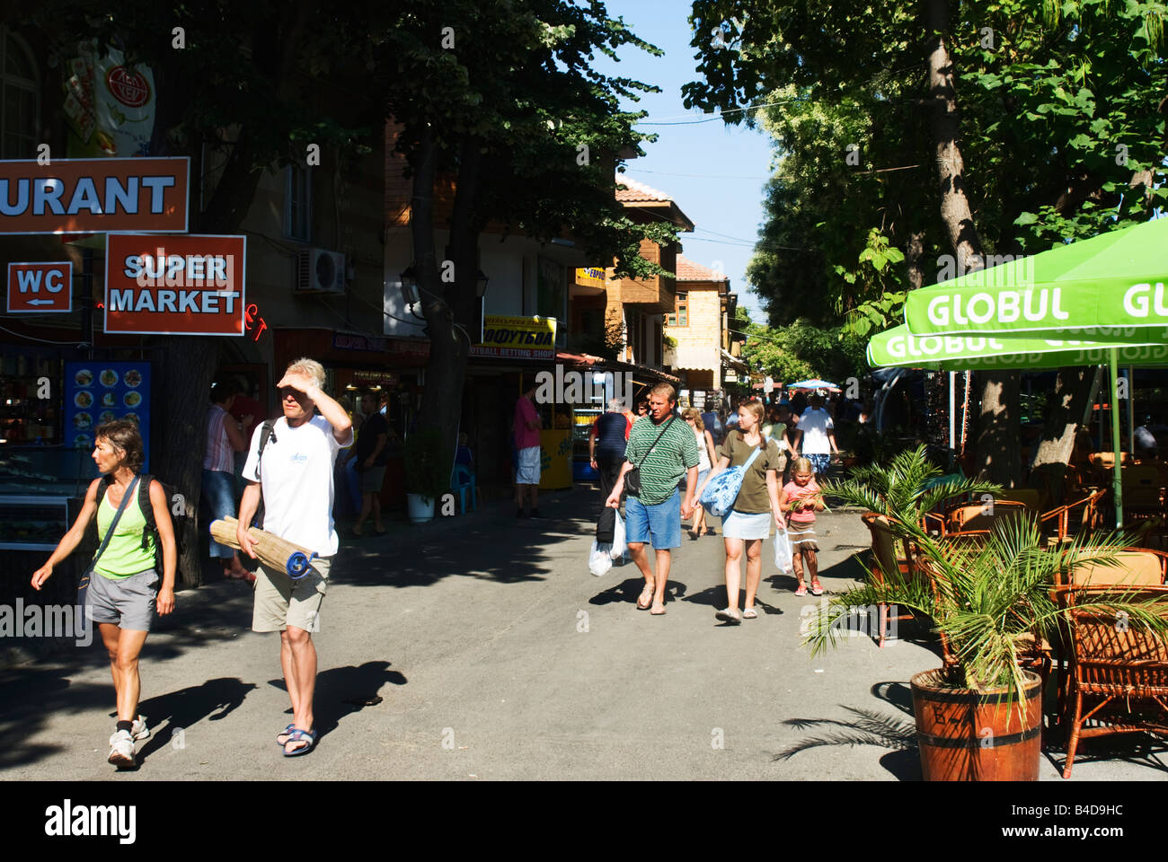 Touristen-Spaziergang durch die Altstadt von Nessebar, Bulgarien Stockfoto