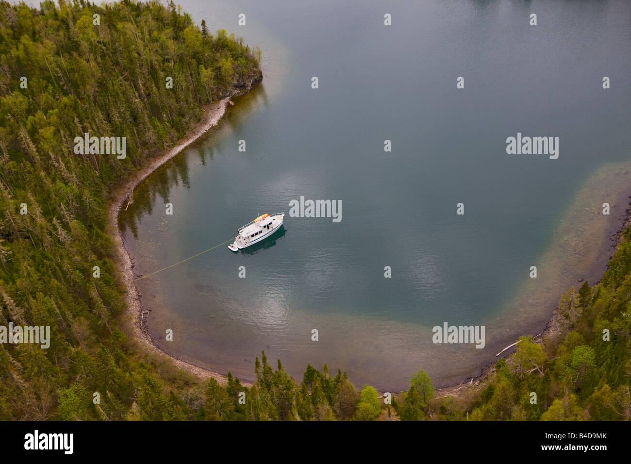 Luxus-Schiff vor Anker in einer kleinen geschützten Bucht der Insel im oberen See in der Nähe von Thunder Bay, Ontario, Kanada. Stockfoto