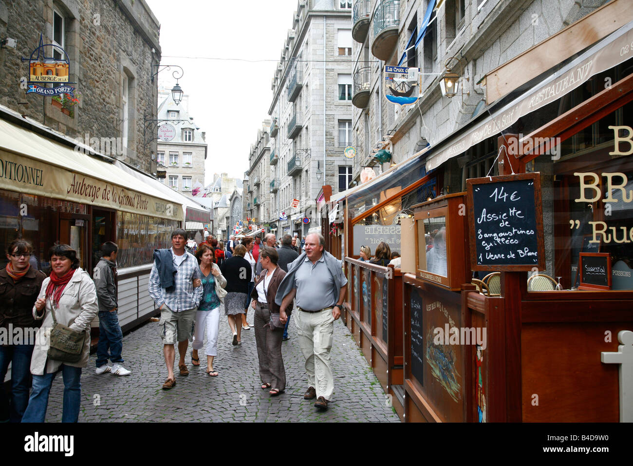 Juli 2008 - Menschen in der Altstadt von Saint Malo Brittany France Stockfoto