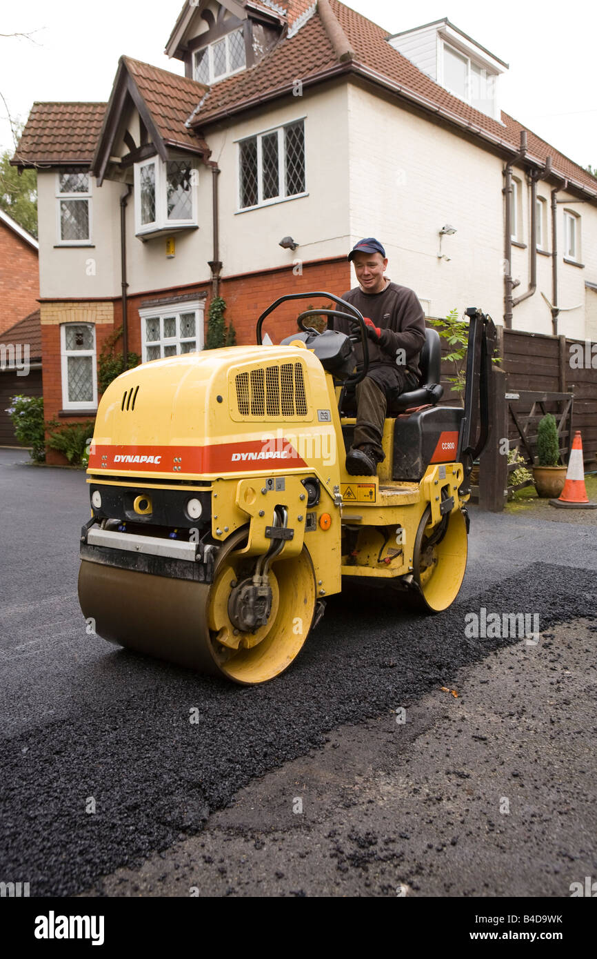 Hauptverbesserungen Arbeiter heißen Rollen neue asphaltierte inländischen Laufwerk Teermakadam flach Stockfoto