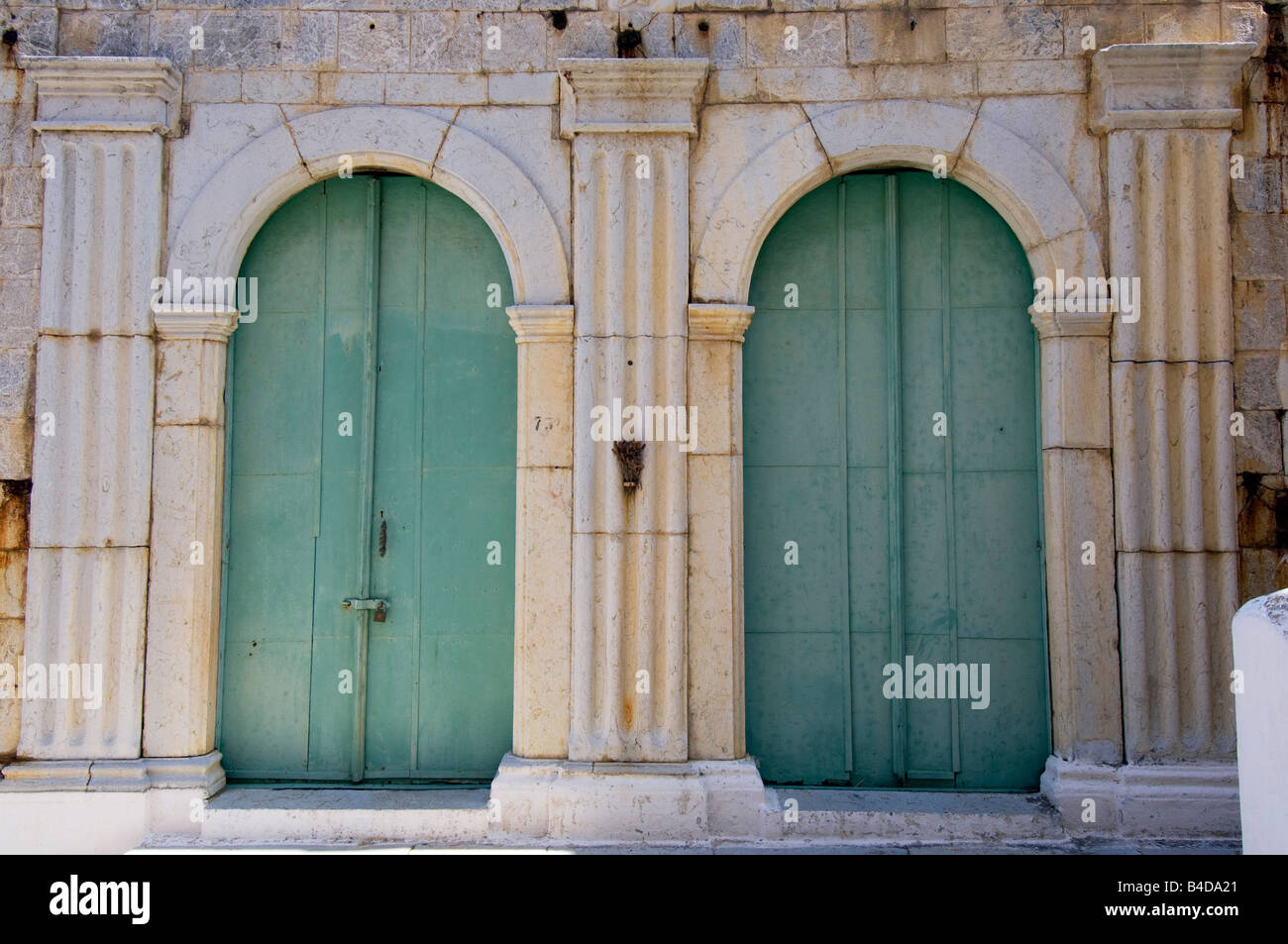 Ein Haus mit grünen Fensterläden Türen auf der Kali Strata auf der griechischen Insel Symi Griechenland Stockfoto