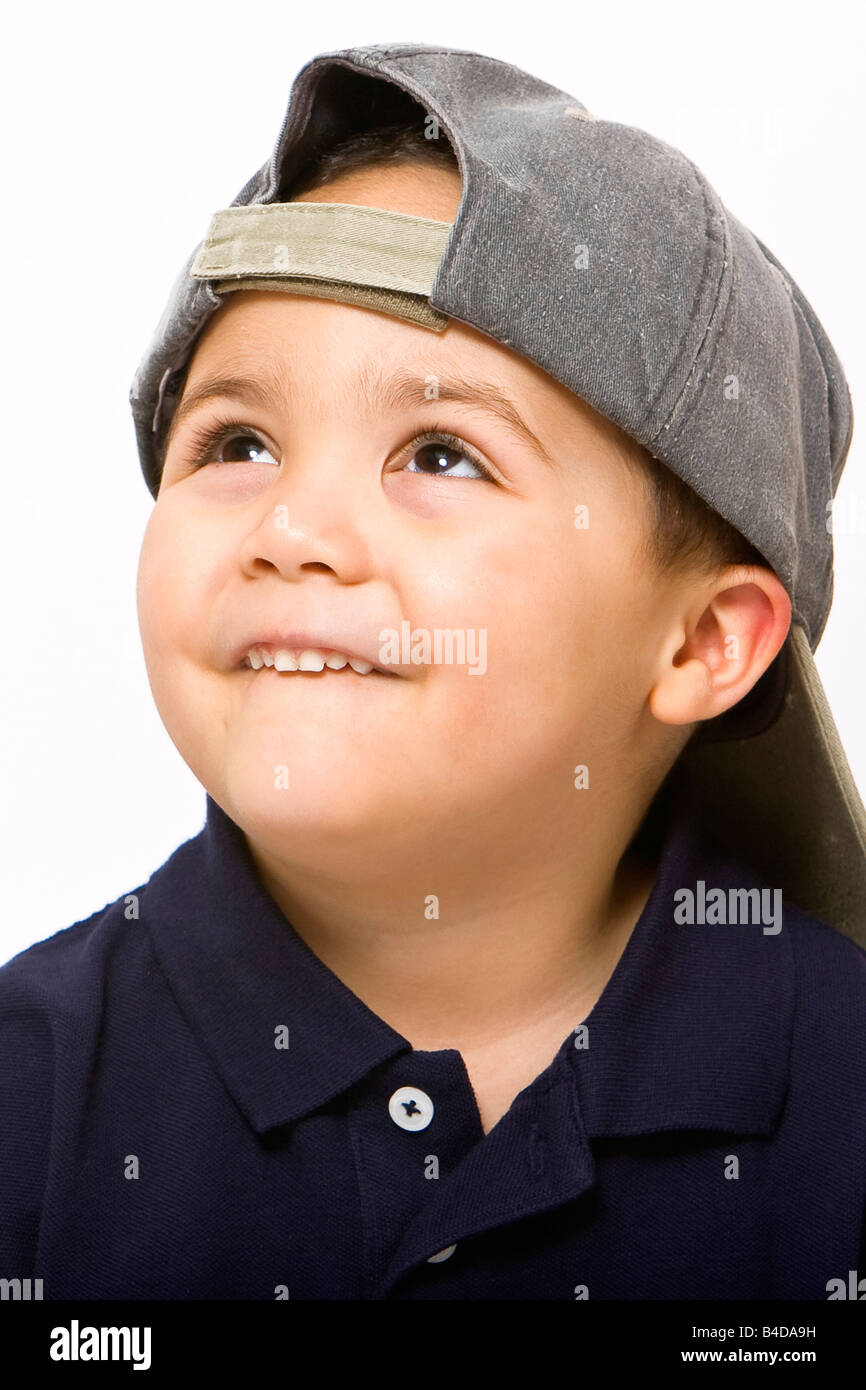 Junge Latino Boy mit Baseballmütze Stockfoto