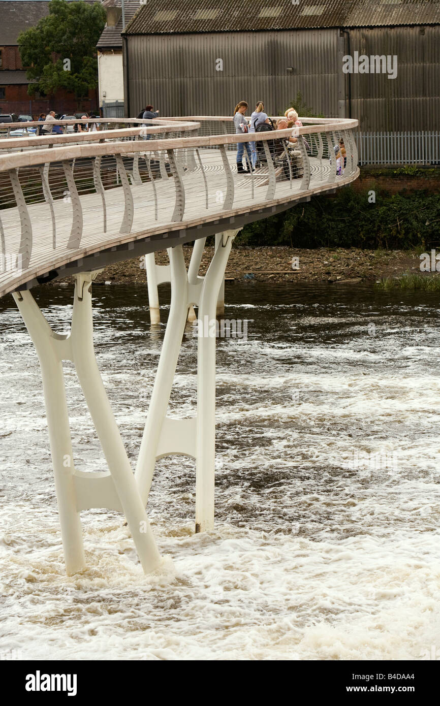 UK Yorkshire Castleford Grand Designs große Stadt Plan Menschen auf neue Fußgängerbrücke über den Fluss Aire Stockfoto