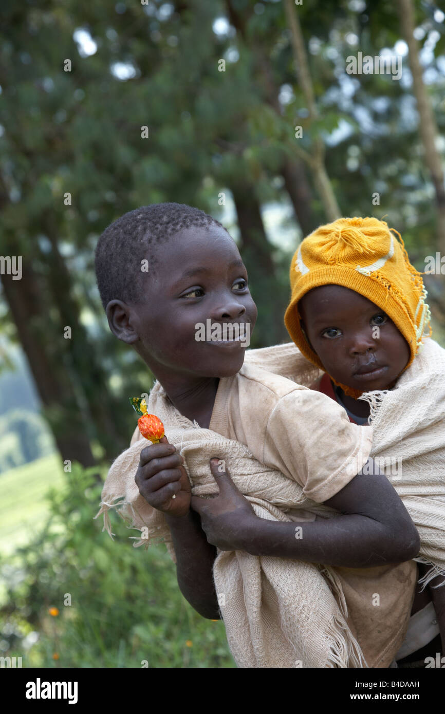 Kleiner Junge mit Baby auf dem Rücken in Kenia Stockfoto