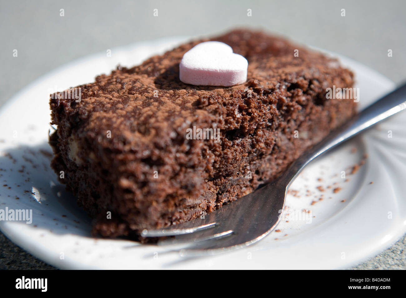 Herzförmige Bonbons auf einen Choclate Brownie Stockfoto