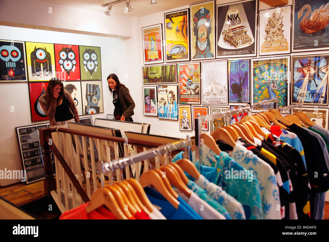 Menschen in der Richard Goodall Gallery in der nördlichen Viertel Manchester England UK Stockfoto