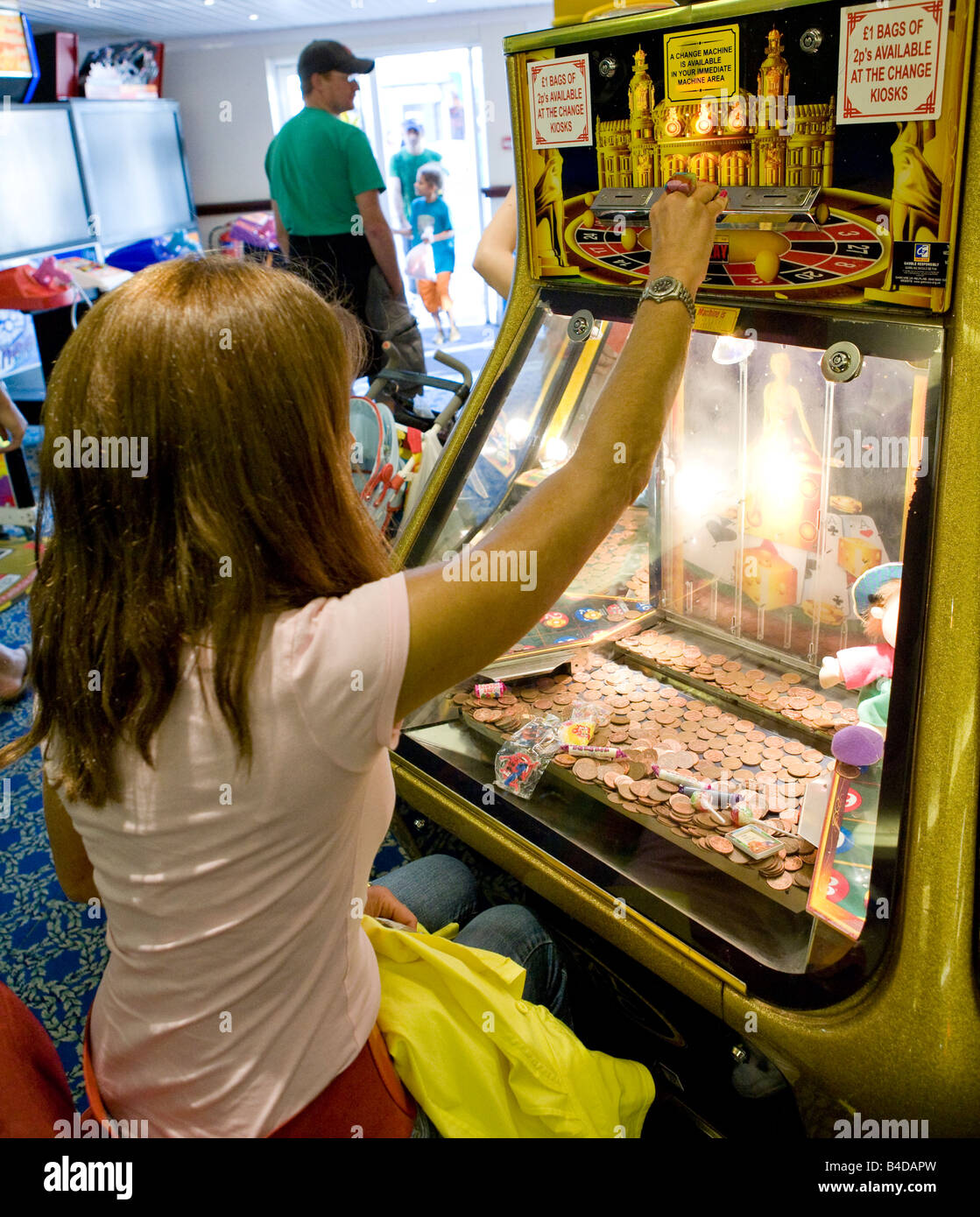 Frau spielt In der Penny Arcade auf Brighton Pier Sussex UK Europe Stockfoto