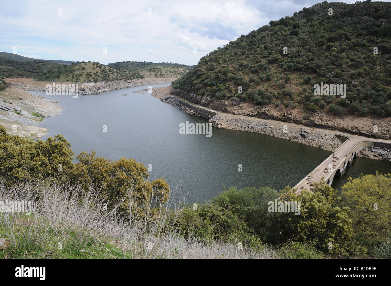 Blick auf Fluss Rio Tajo und Tal mit niedrigen Ebene Wasser während der Dürre Spanien Stockfoto