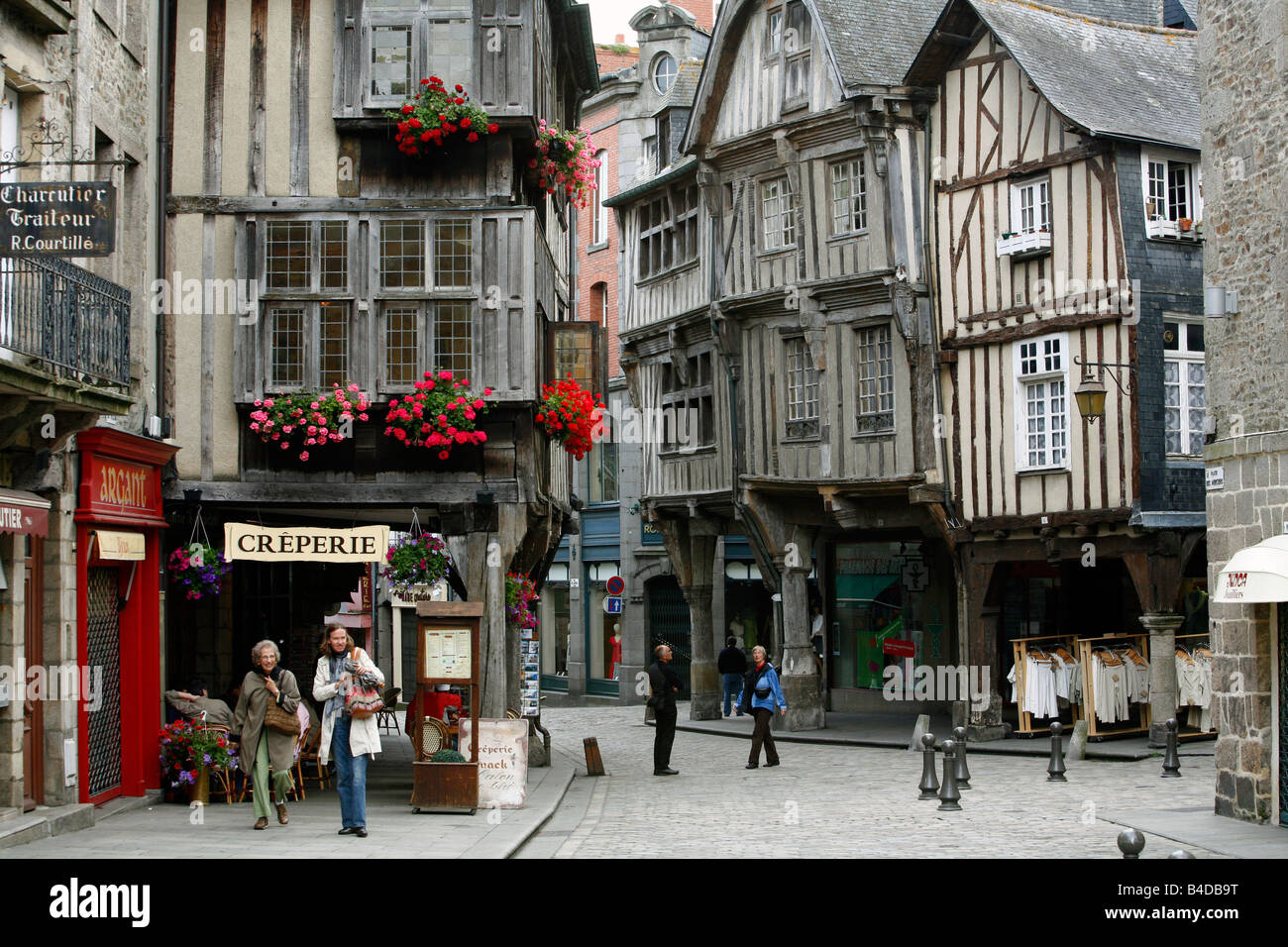 Juli 2008 - Fachwerkhäusern in der Altstadt von Dinan Brittany France Stockfoto