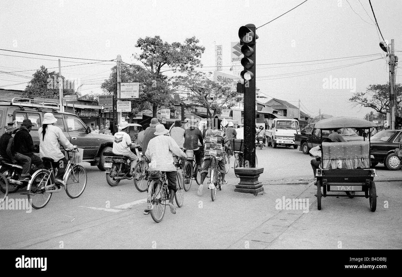 20. Januar 2003 - moderne Elektronik im Inneren der historischen Ampel auf einer Straße in der kambodschanischen Stadt Siem Riep. Stockfoto