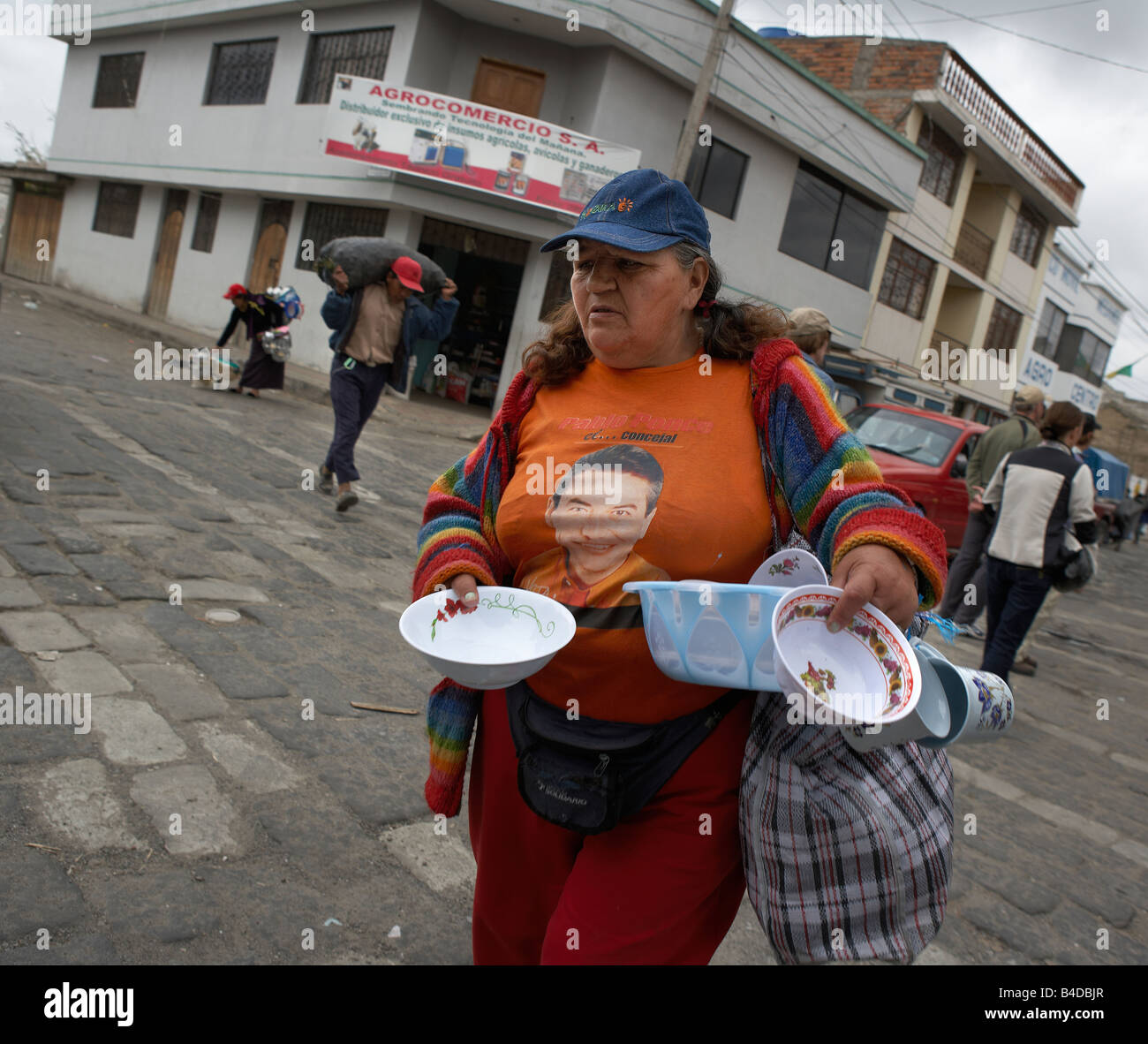 Frau mit Gerichten, Saquisili Markt, Ecuador Stockfoto