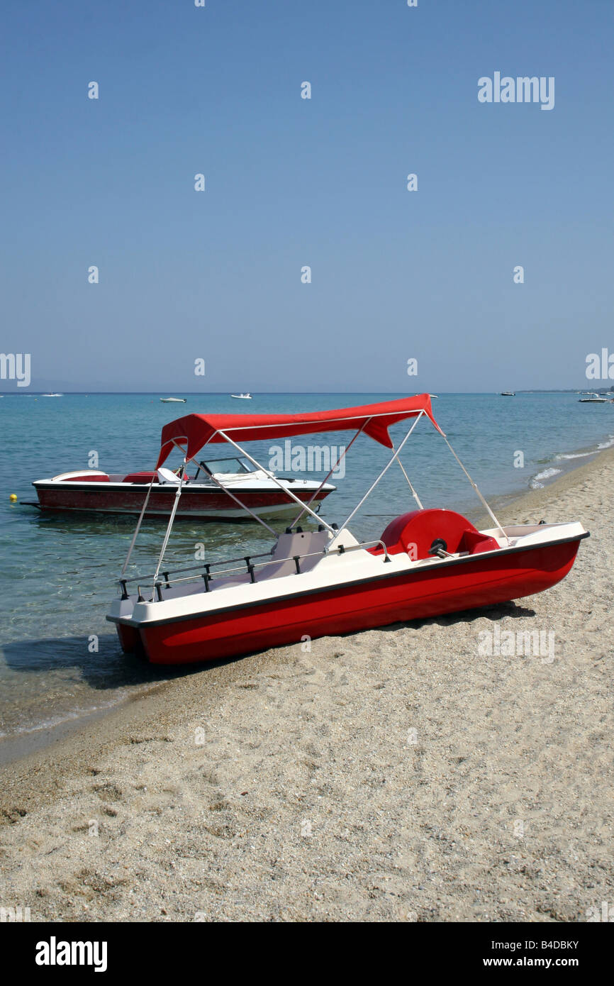 EIN TRETBOOT AM STRAND VON HANIOTI CHALKIDIKI GRIECHENLAND. Stockfoto