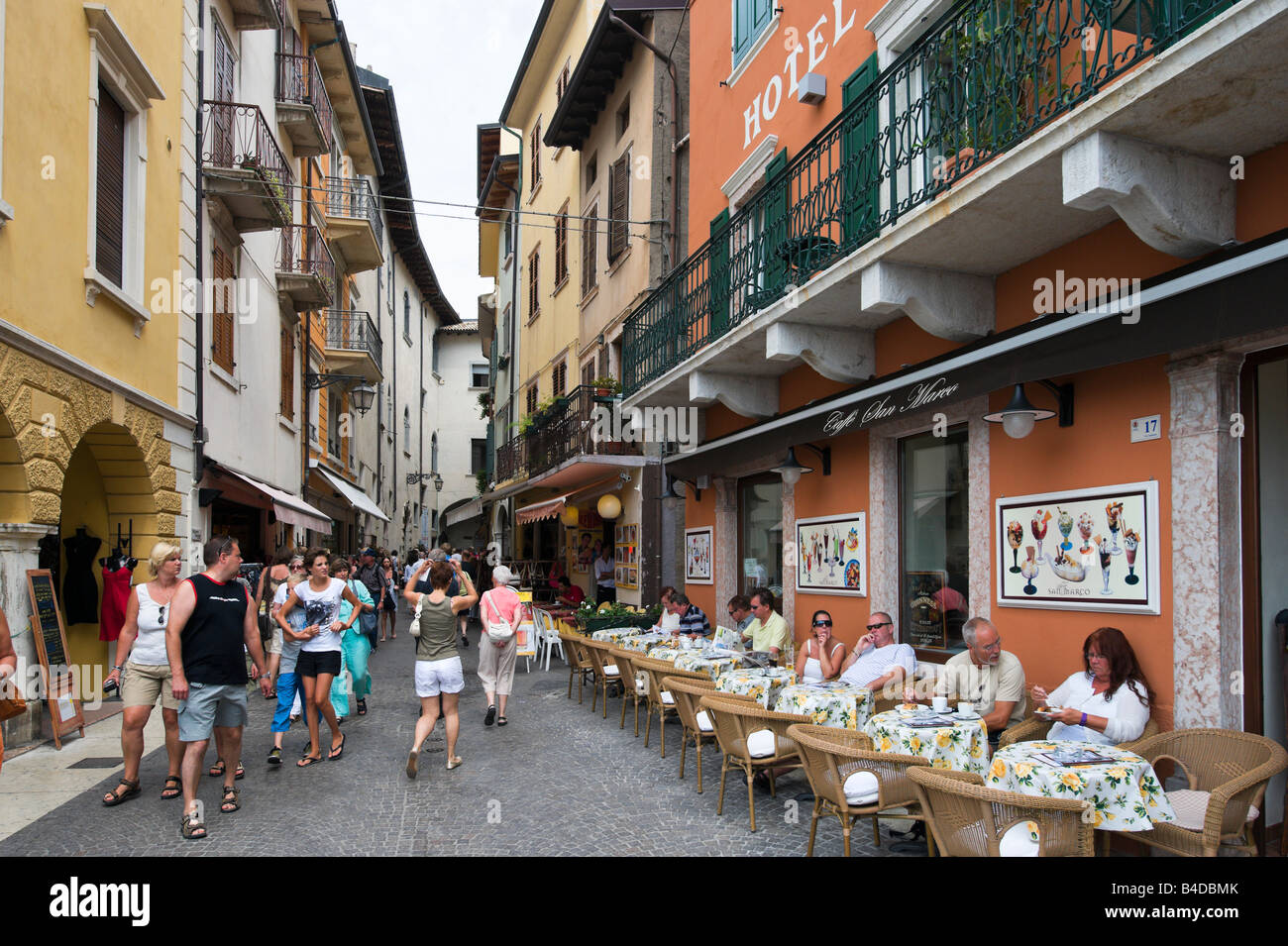 Cafe an der Harbourfront in der alten Stadt, Malcesine, Gardasee, Italien Stockfoto