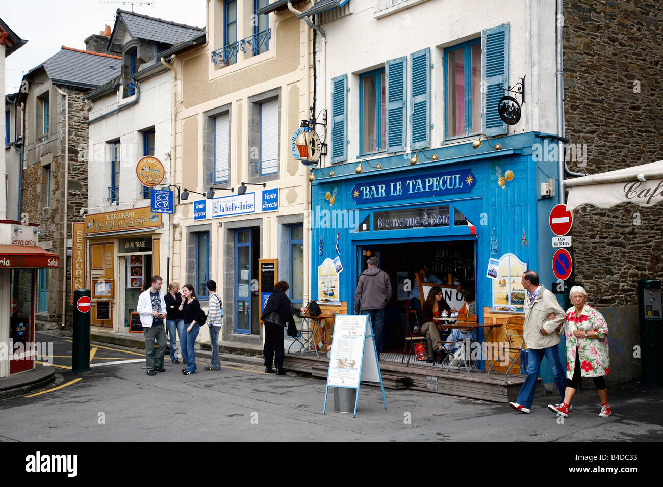 Juli 2008 - Restaurant im Hafen von Cancale Brittany France Stockfoto