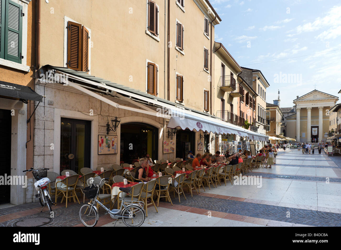 Straße Cafe im Zentrum der alten Stadt, Bardolino, Gardasee, Italien Stockfoto