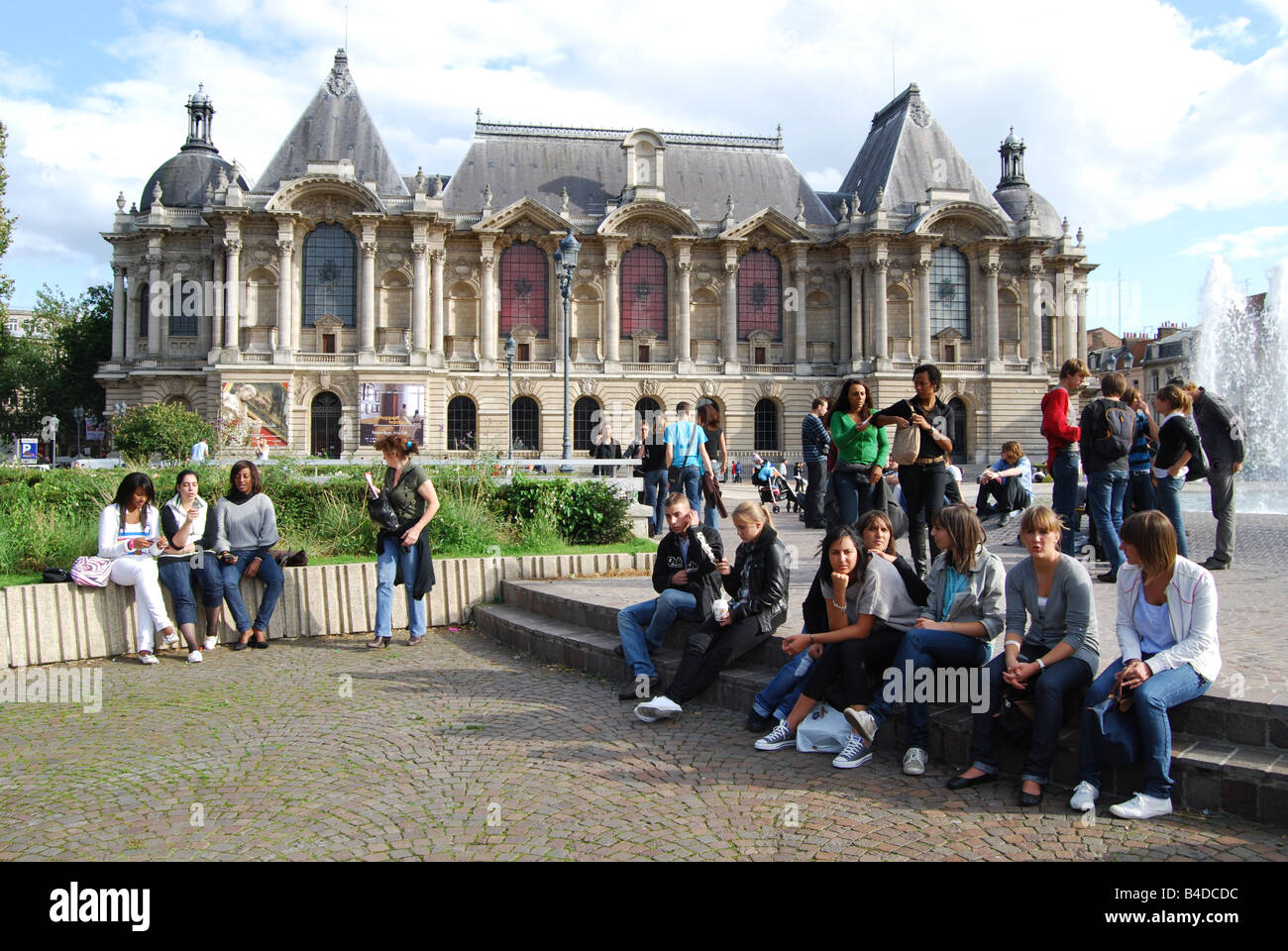 Quadrat und Brunnen vor Palais des Beaux Arts Lille Frankreich Stockfoto