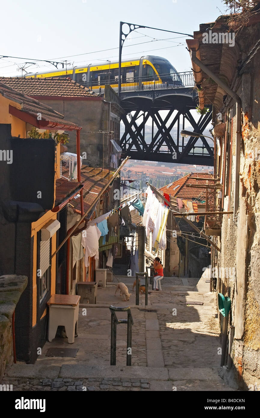 moderne Brücke mit schnellen Zug über Straße der Altstadt schläfrig Stockfoto